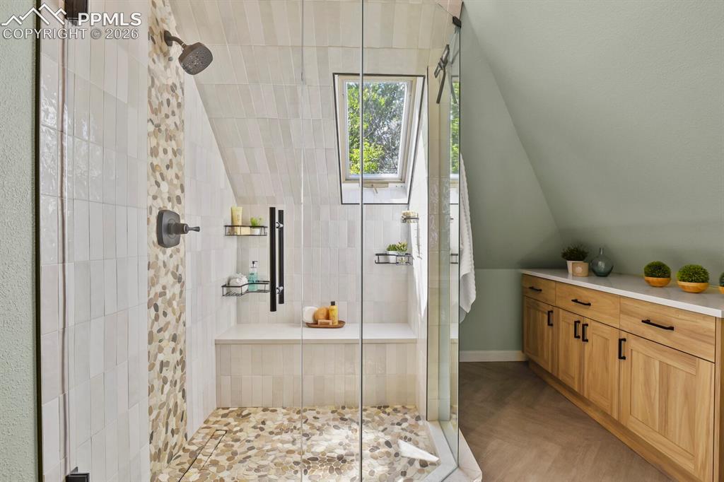 Image 32 of 40: Stunning upper level bathroom! 