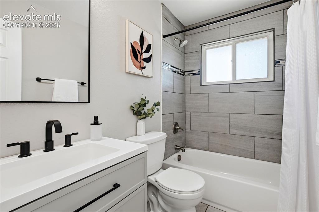 Image 14 of 34: Bathroom