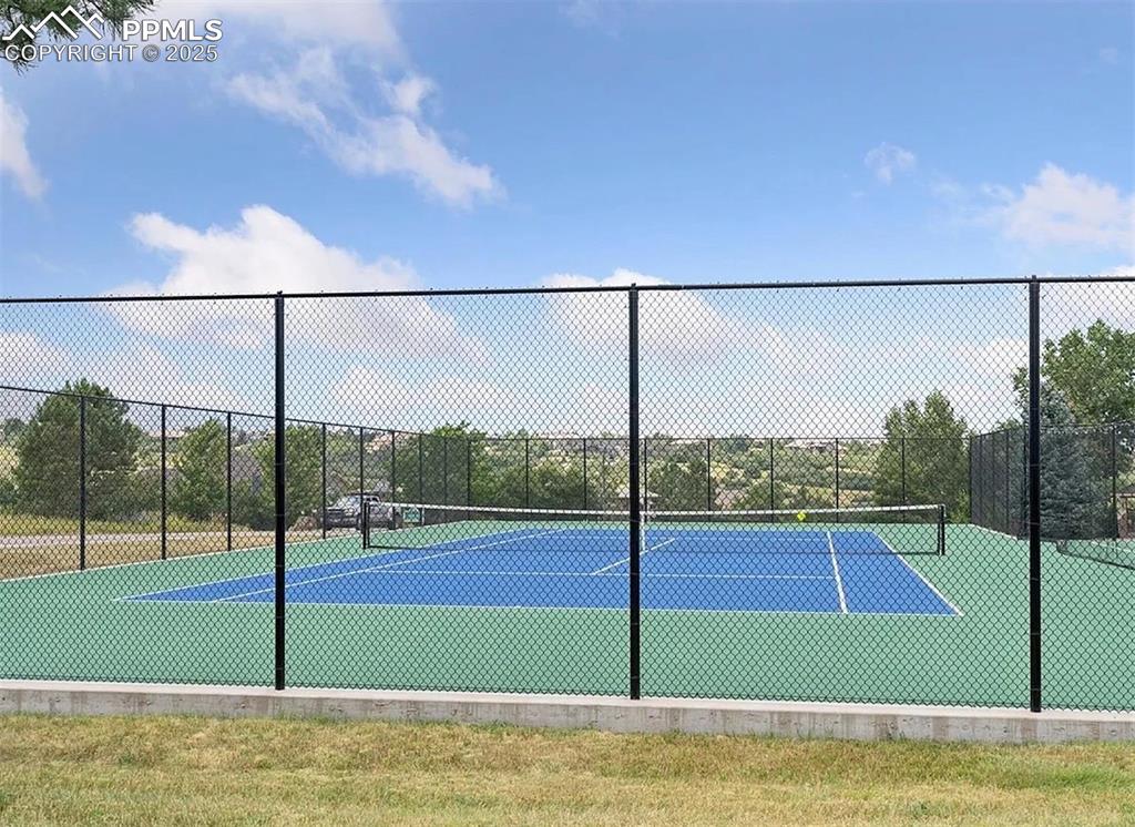 Image 28 of 31: Community pickle ball & tennis courts