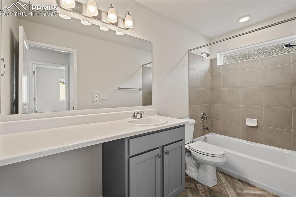 Image 18 of 21: Bathroom