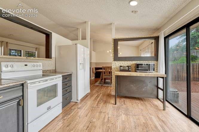 Image 14 of 49: Kitchen