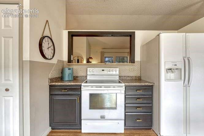 Image 15 of 49: Kitchen