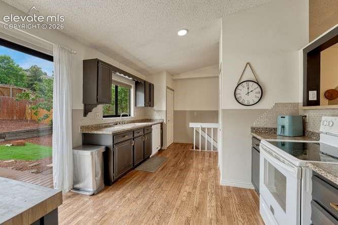 Image 16 of 49: Kitchen