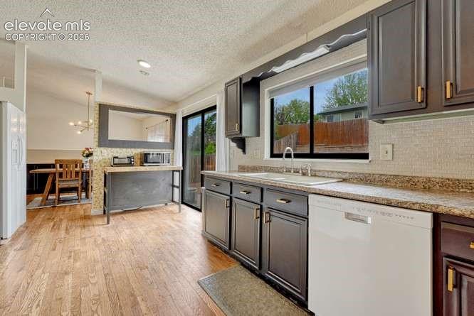 Image 17 of 49: Kitchen