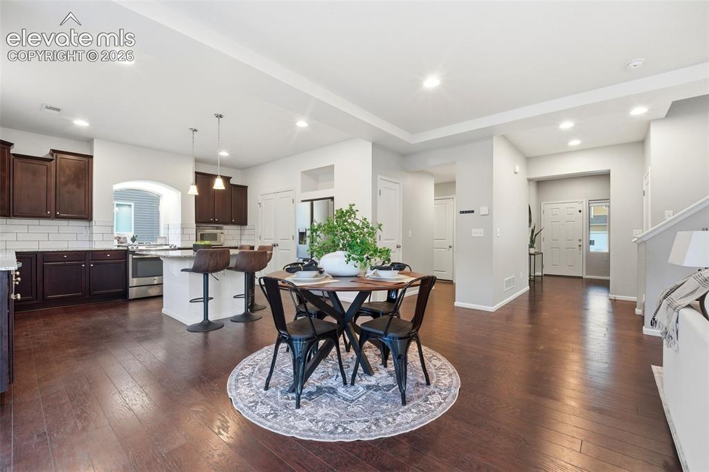 Image 14 of 50: Dining Area