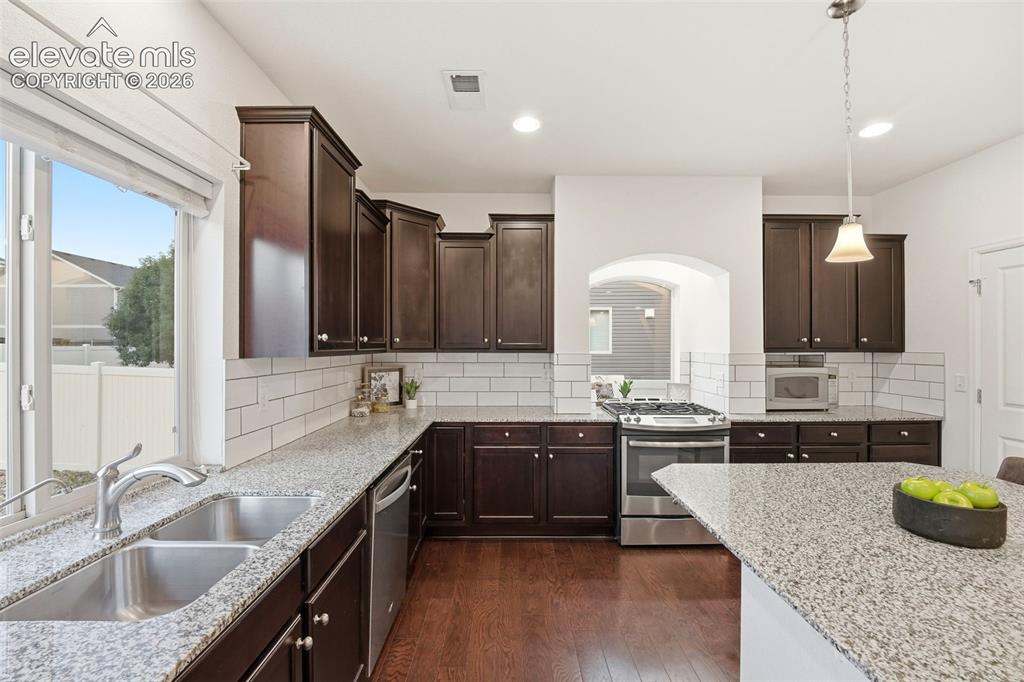 Image 15 of 50: Kitchen