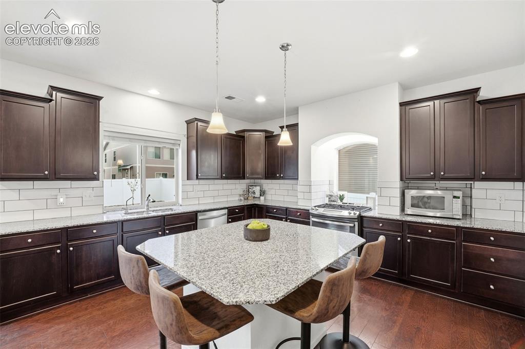 Image 16 of 50: Kitchen