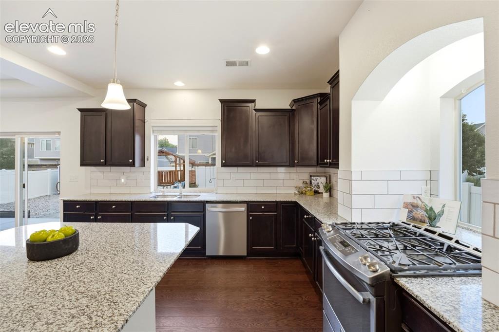 Image 18 of 50: Kitchen