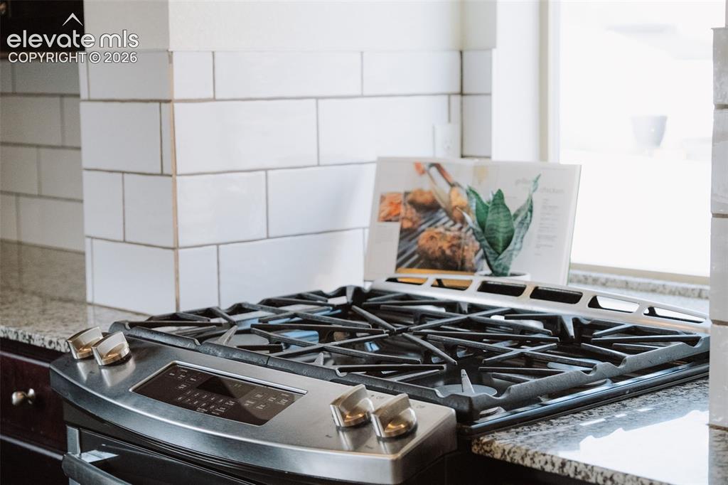 Image 19 of 50: Kitchen