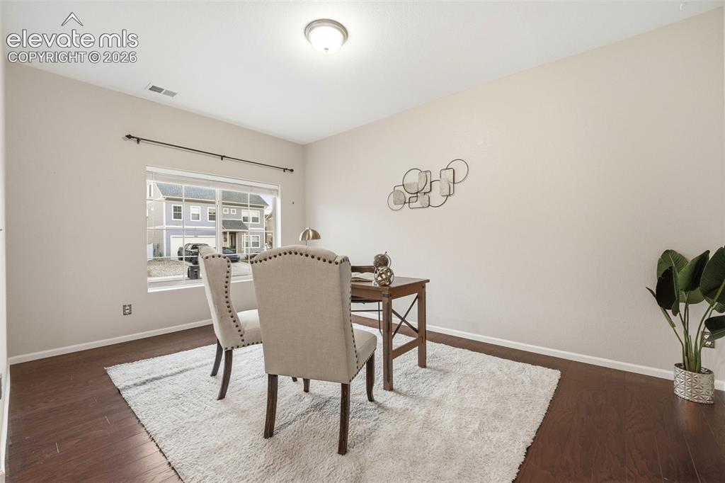 Image 5 of 50: Dining Area