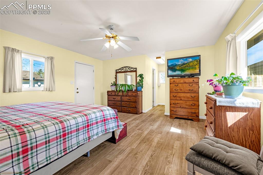 Image 15 of 30: Bedroom