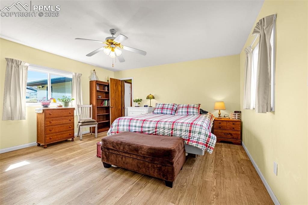 Image 16 of 30: Bedroom