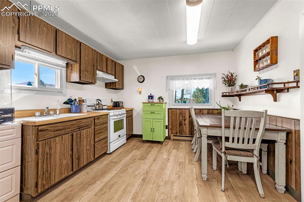 Image 21 of 30: Kitchen