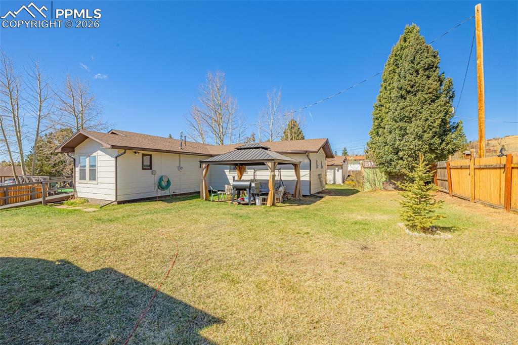 Image 22 of 30: Back of Structure