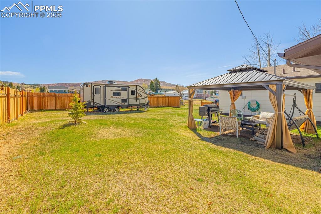 Image 23 of 30: Yard