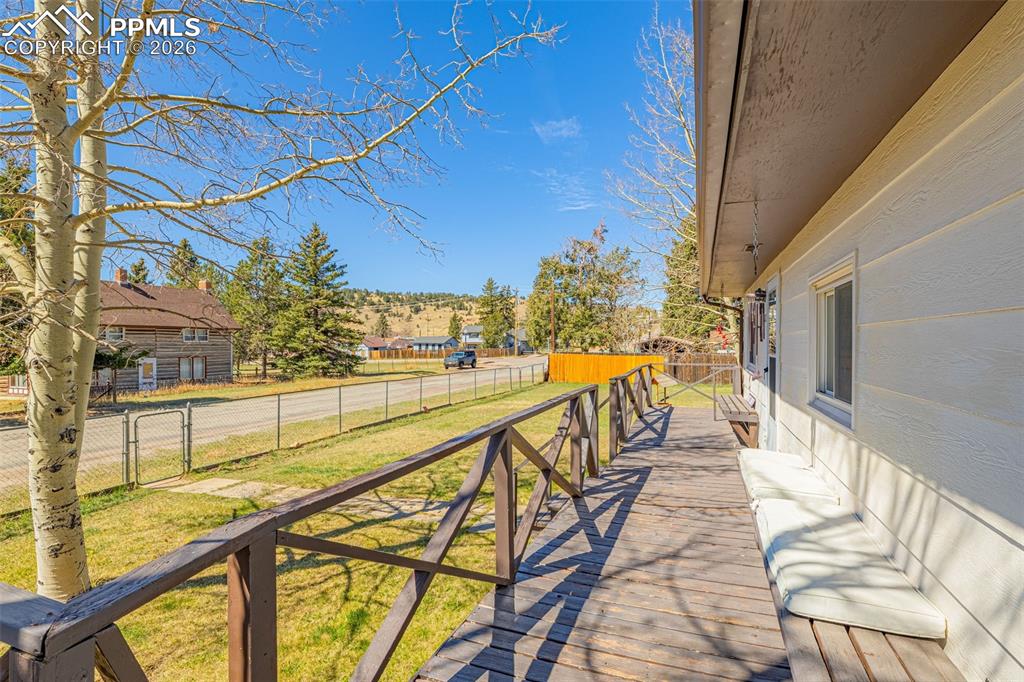 Image 24 of 30: Deck