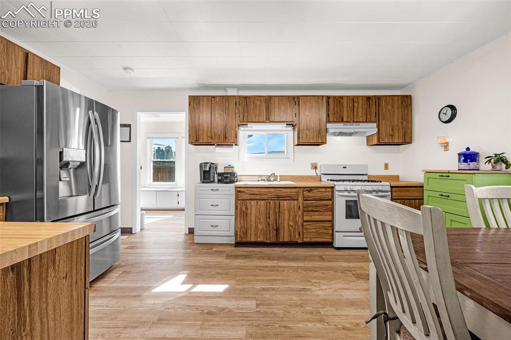 Image 8 of 30: Kitchen