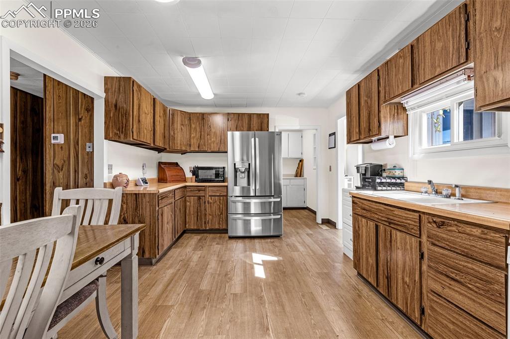 Image 9 of 30: Kitchen