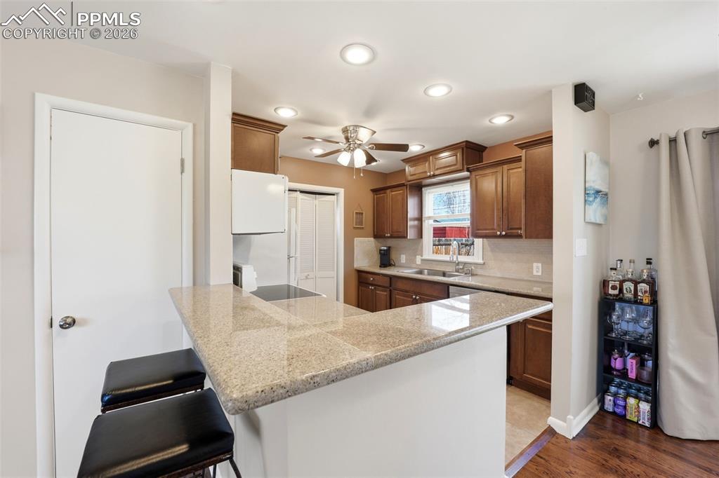 Image 11 of 41: Kitchen