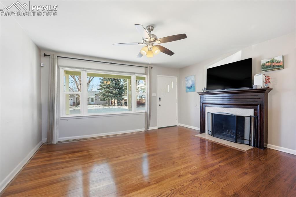 Image 14 of 41: Living Room