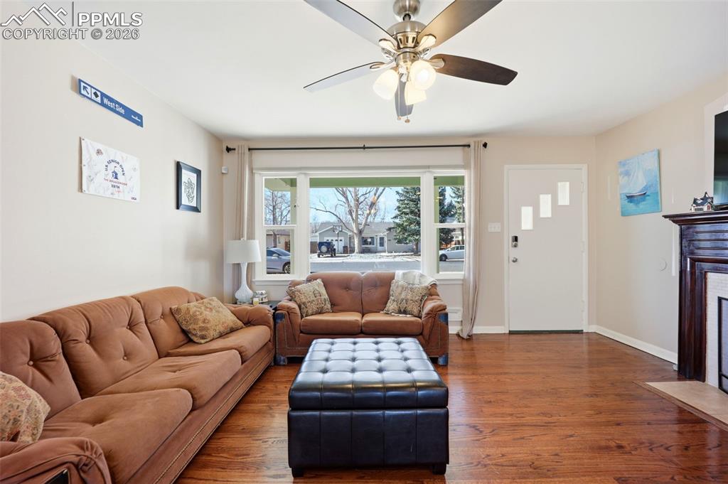 Image 17 of 41: Living Room