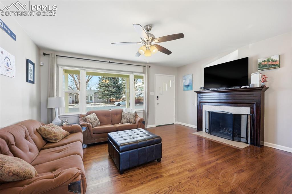 Image 19 of 41: Living Room