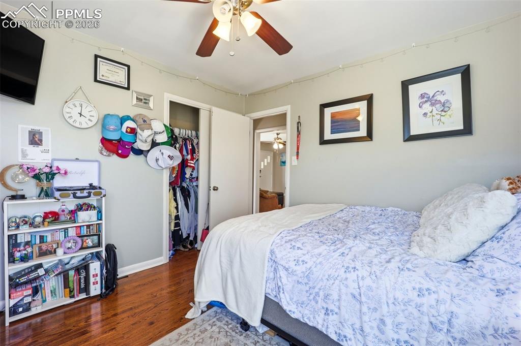 Image 21 of 41: Bedroom