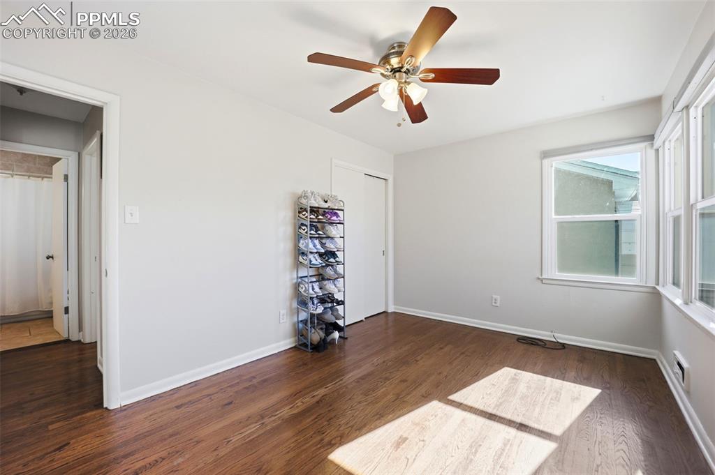 Image 23 of 41: Bedroom