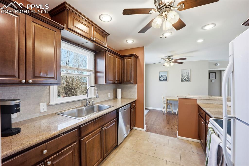 Image 7 of 41: Kitchen