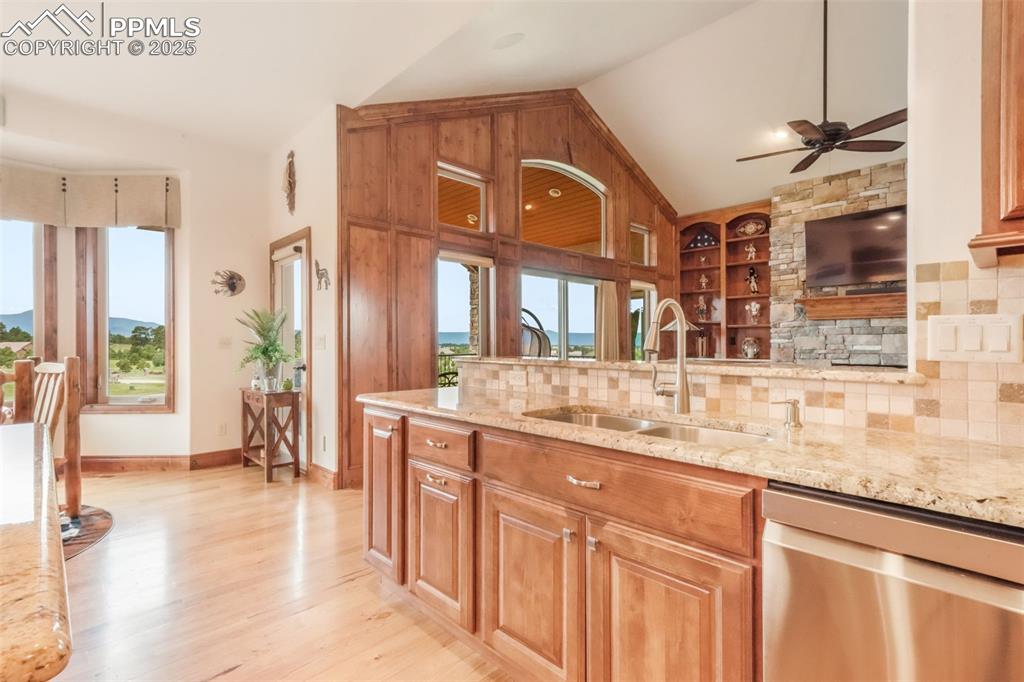 Image 14 of 50: Kitchen