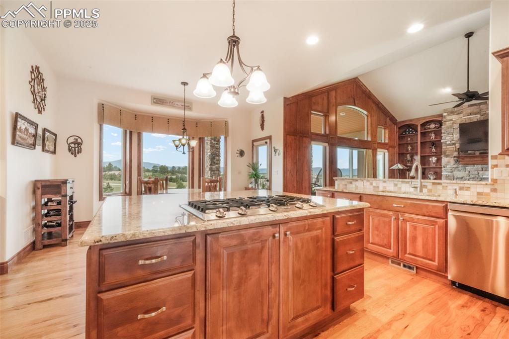 Image 15 of 50: Kitchen