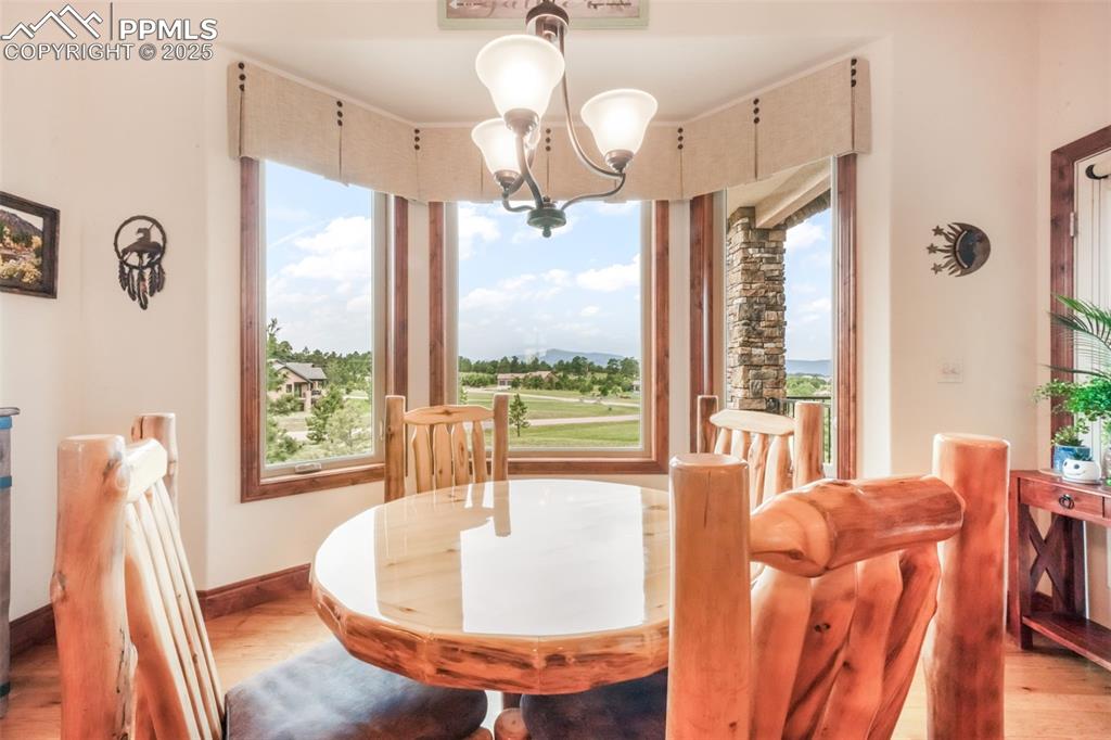 Image 16 of 50: Dining Area