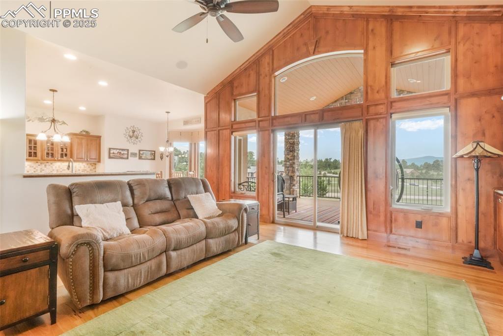 Image 8 of 50: Living Room