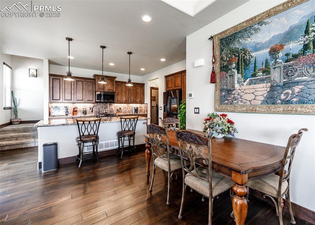 Image 13 of 50: Dining Area