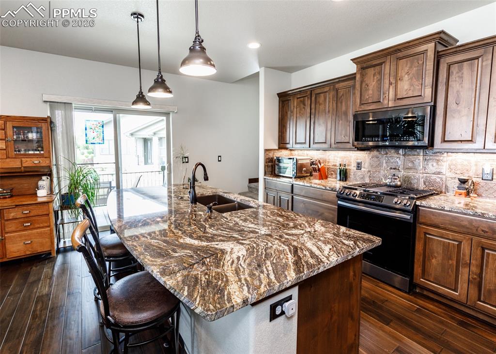 Image 15 of 50: Kitchen