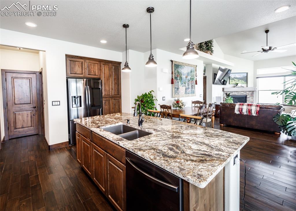 Image 16 of 50: Kitchen