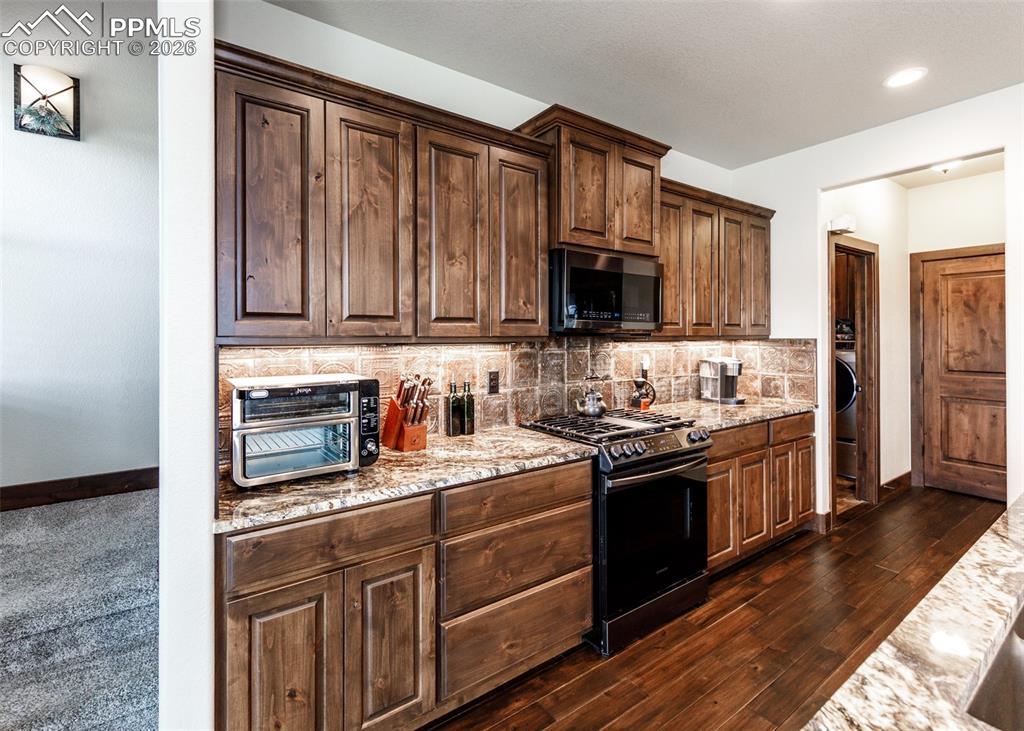 Image 17 of 50: Kitchen