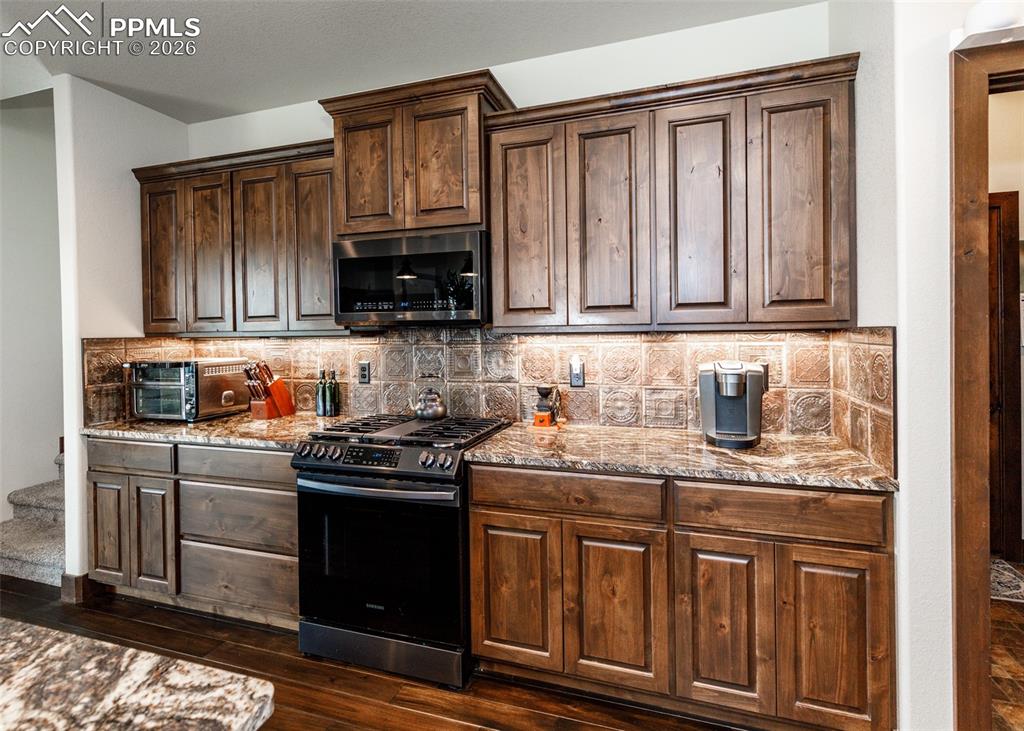 Image 18 of 50: Kitchen