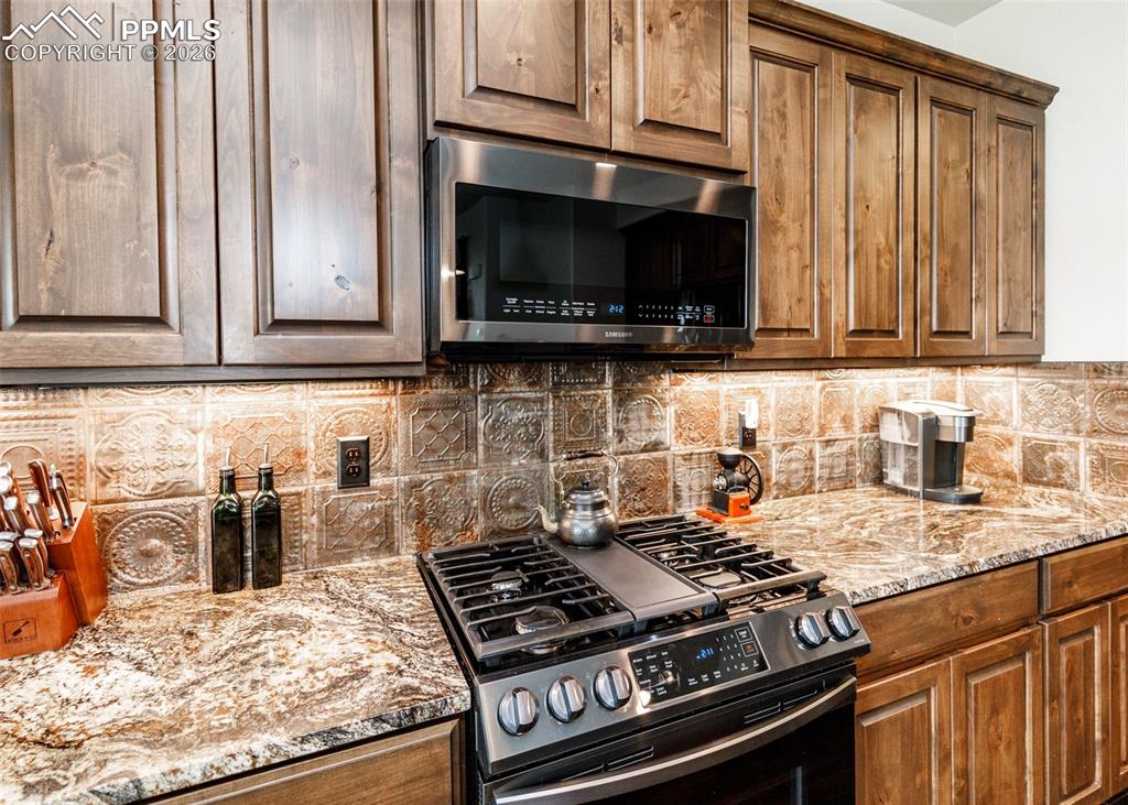 Image 19 of 50: Kitchen