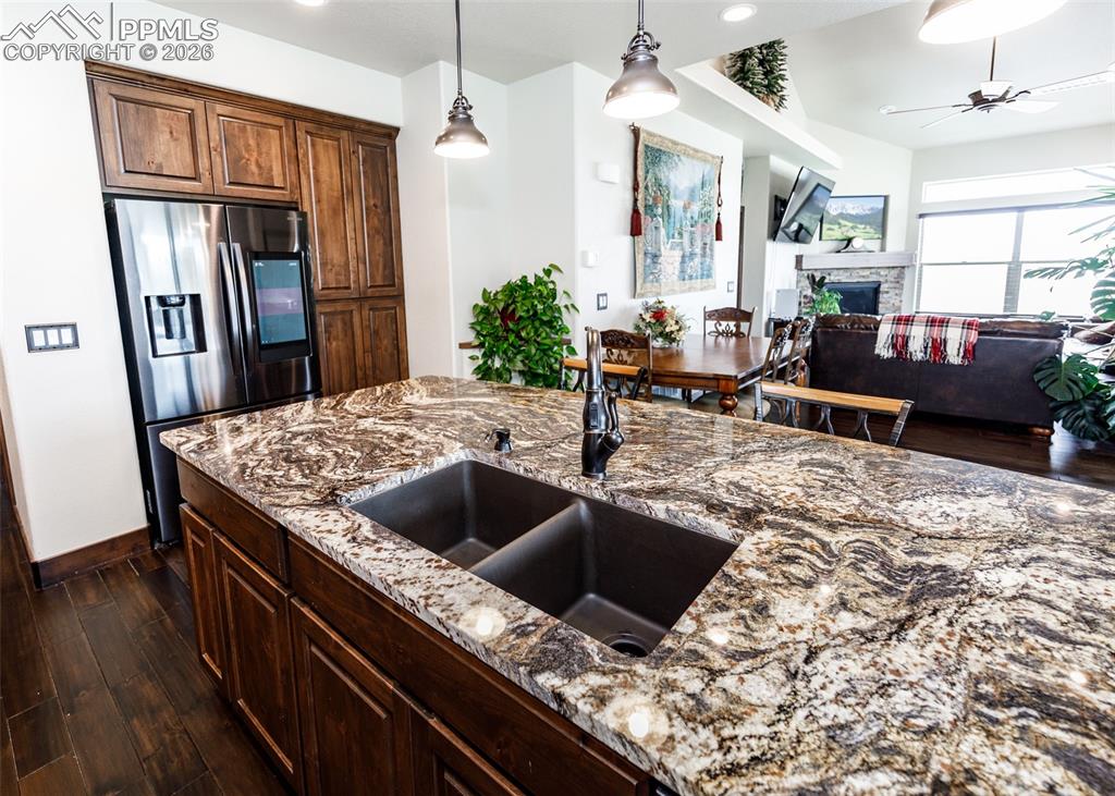 Image 20 of 50: Kitchen