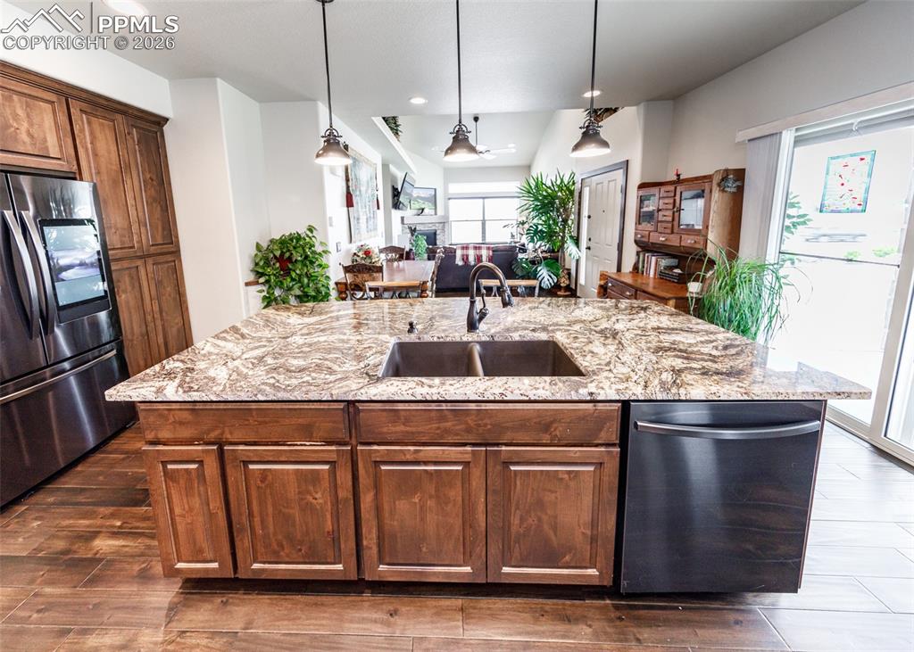 Image 21 of 50: Kitchen