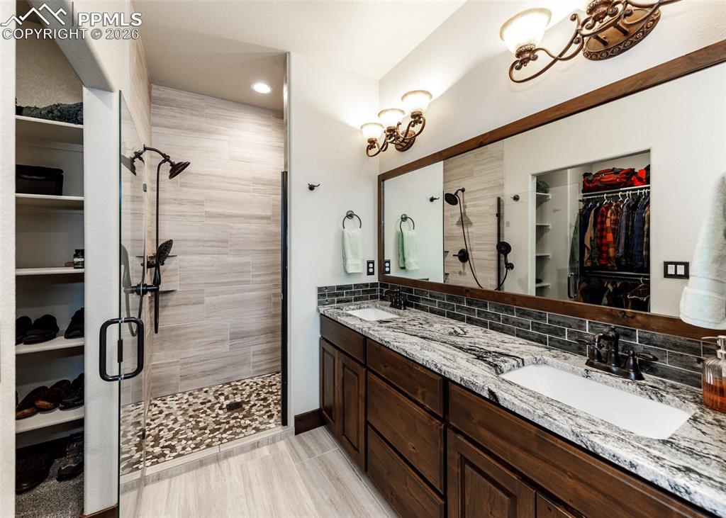 Image 26 of 50: Bathroom