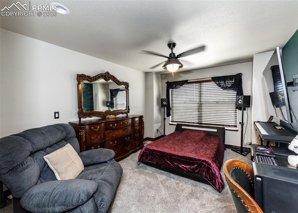 Image 37 of 50: Bedroom