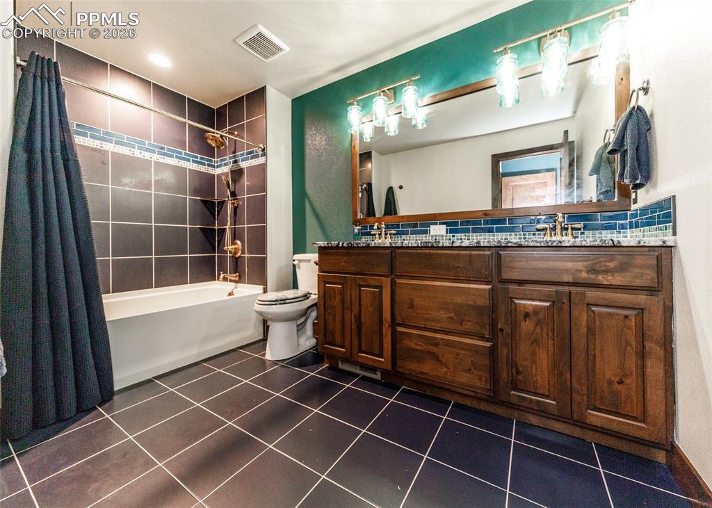 Image 38 of 50: Bathroom