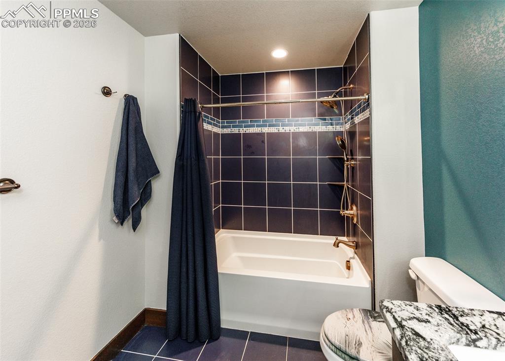 Image 40 of 50: Bathroom