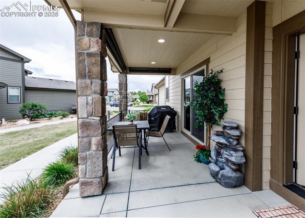 Image 6 of 50: Patio