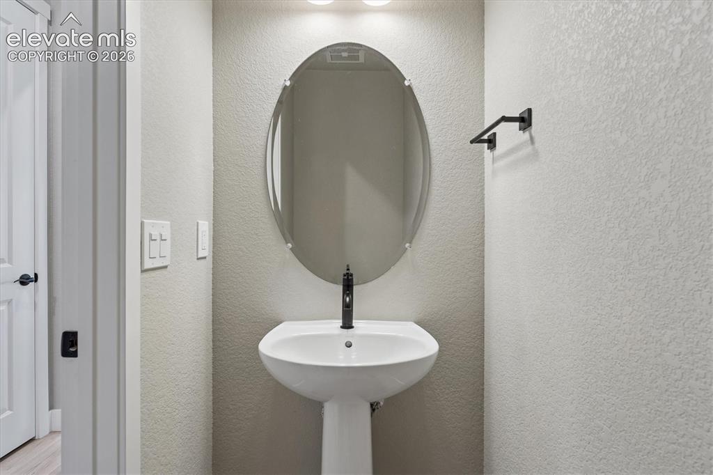 Image 12 of 32: Bathroom