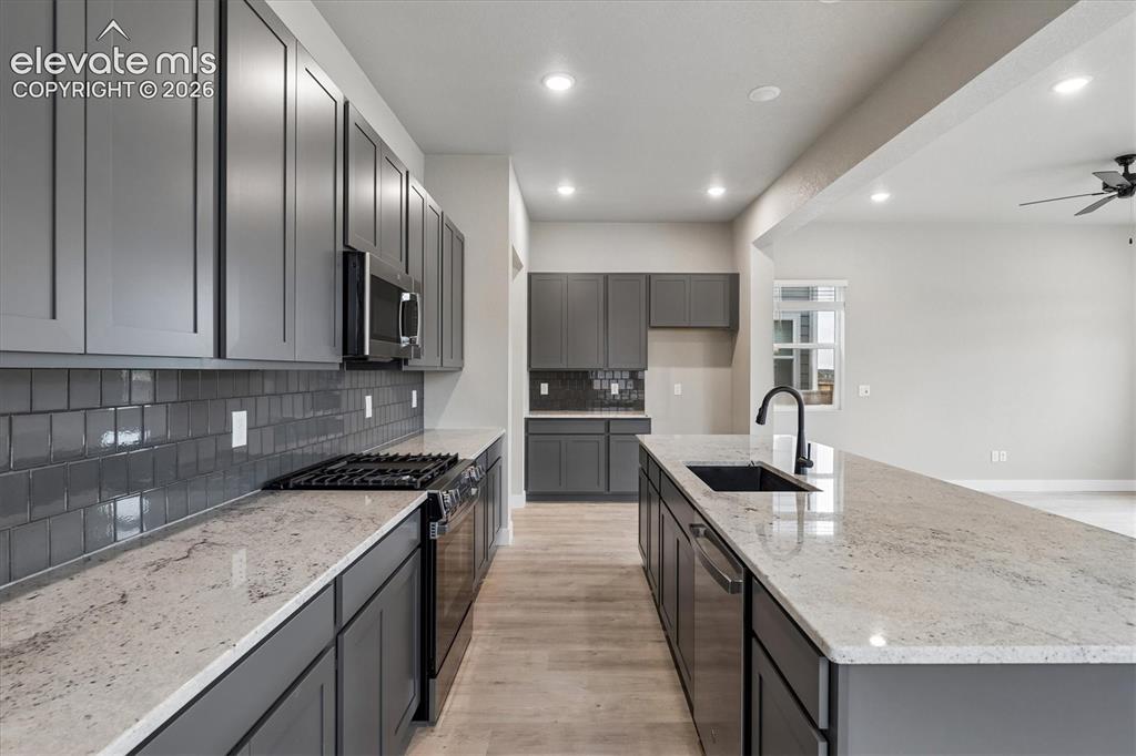 Image 7 of 32: Kitchen