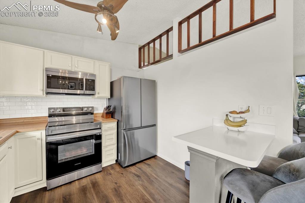 Image 11 of 48: Kitchen