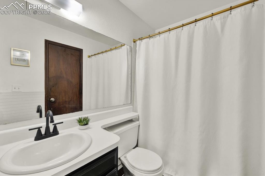 Image 17 of 48: Bathroom